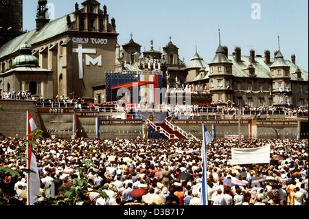 (Afp) - Des milliers de croyants attendez que le Pape Jean Paul II en face de la monastère de Jasna Gora à Czestochowa (Tschenstochau), Pologne, juin 1979. Le Pape, un pôle de naissance, avait payé une visite à son pays d'accueil du 2 au 10 juin 1979. Banque D'Images