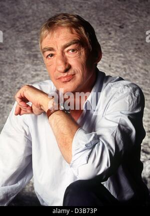 (Afp) - Un fichier photo montre l'acteur Allemand Gottfried John à Mainz, Allemagne, février 2000. Après avoir débuté sa carrière dans le théâtre, John est devenu célèbre avec les films de Fassbinder 'Berlin Alexanderplatz' (1980) et "LE MARIAGE DE MARIA BRAUN" (1979). Il a également joué le rôle du méchant dans "James Bond - Banque D'Images