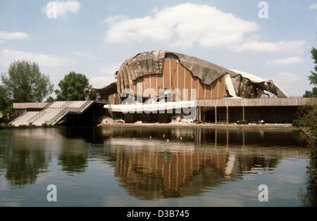 (Afp) - Une vue de la salle des congrès (Kongresshalle) dans l'ouest de Berlin, 21 mai 1980. La salle des congrès, surnommé 'l'Huître enceinte' en raison de sa forme, a été érigée dans le cadre de l'exposition internationale de la construction en l'an 1957 comme une contribution de l'USA. À cause de l'usure à t Banque D'Images