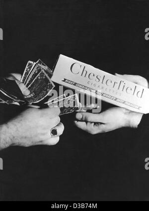 (Afp) - Une photo symbolique montre comment une cartouche de cigarettes Chesterfield sont échangés contre des espèces, que l'on voit en Allemagne, 1946. Dans l'Allemagne d'après-guerre les cigarettes ont été recherchées sur le marché noir. Banque D'Images