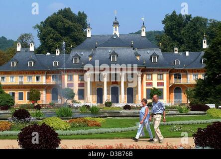 (Afp) - Les visiteurs faire une promenade dans les jardins du château de Pillnitz Bergpalais en face de la montagne (palace) dans la région de Pillnitz près de Dresde, Allemagne, 28 août 2002. Banque D'Images