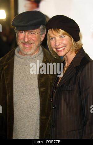 (Afp) - le réalisateur américain Steven Spielberg et sa femme Kate Capshaw arrivent pour la première de "film de Spielberg Arrête-moi si tu peux" à Los Angeles, 16 décembre 2002. Banque D'Images
