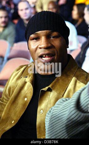 (Afp) - Le boxeur américain Mike Tyson regarde la lutte de nous Jameel McCline contre Wladimir Klitschko à Las Vegas, Nevada, USA, 8 décembre 2002. Le champion du monde ukrainien Wladimir Klitschko qui lutte pour l'Allemagne, a remporté la lutte après un k.o. technique à la 10e ronde et ainsi défendu son titre. Banque D'Images