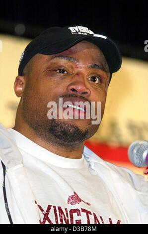 (Afp) - boxeur poids lourd Jameel McCline nous assiste à une conférence de presse avant son combat contre Wladimir Klitschko à Las Vegas, Nevada, USA, 8 décembre 2002. Le champion du monde ukrainien Wladimir Klitschko qui lutte pour l'Allemagne, a remporté la lutte après un k.o. technique à la 10e ronde. Banque D'Images