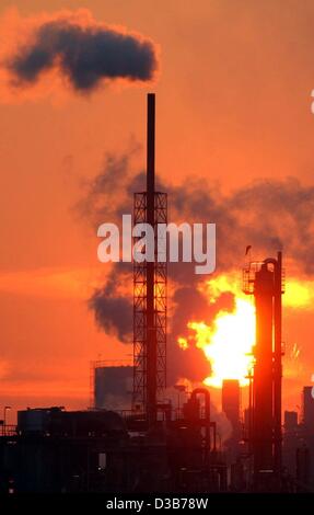 (Afp) - Au coucher du soleil s'élève de la fumée des cheminées du groupe chimique allemand à Ludwigshafen, Allemagne, 10 décembre 2002. Banque D'Images