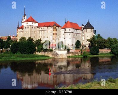 (Afp) - une vue sur l'Elbe (Labe) Château de Hartenfels à Torgau, en Allemagne, le 24 juillet 2001. Le château renaissance a été construit de 1482 à 1623. Du 7 juillet au 19 octobre 2003 le château abritera une exposition de l'Etat de Saxe sur la réforme reprises en Europe. Banque D'Images