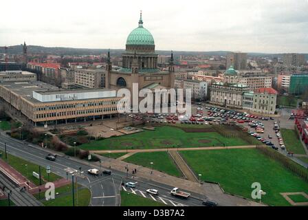 (Afp) - Les Parcs et jardins s'étendent dehors où une fois le château de ville était situé, dans le centre-ville de Potsdam, Allemagne, 2 décembre 1996. Au centre l'église Saint-Nicolas est visible sur la gauche, un bâtiment à usage général, et sur la droite l'Ancien hôtel de ville (avec une patine dome). La ville cast Banque D'Images