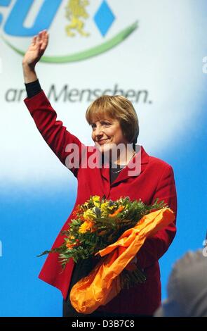 (Afp) - La Présidente de la CDU Angela Merkel vagues après son discours à la convention du parti CSU à Munich, 22 novembre 2002. Sous la devise 'Verlaessliche Stabilitaet - Politik für unser Land !' (politique fiable - pour la stabilité de notre pays !) le CDU/CSU a défini leurs tâches en tant que parti d'opposition. Banque D'Images