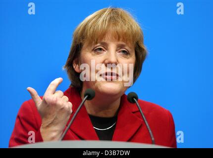 (Afp) - La Présidente de la CDU Angela Merkel s'est au cours de la convention du parti CSU à Munich, 22 novembre 2002. Sous la devise 'Verlaessliche Stabilitaet - Politik für unser Land !' (politique fiable - pour la stabilité de notre pays !) le CDU/CSU a défini leurs tâches en tant que parti d'opposition. Banque D'Images