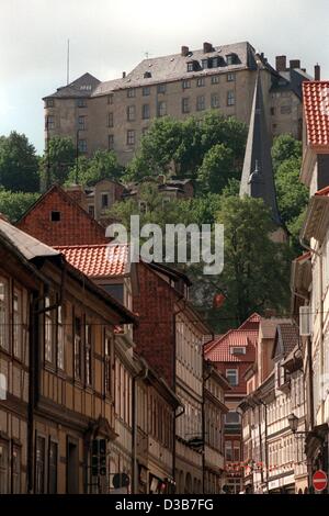 (Afp) - Au-dessus de la vieille ville se dresse le pittoresque Grosses Schloss (grand château) dans la ville de Blankenburg, Allemagne, 21 juin 1996. Le château baroque a été érigée à partir de 1705 jusqu'à 1718. Banque D'Images