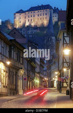 (Afp) - Au-dessus de la vieille ville se dresse le pittoresque Grosses Schloss (grand château) dans la ville de Blankenburg, Allemagne, 27 avril 1998. Le château baroque a été érigée à partir de 1705 jusqu'à 1718. Banque D'Images