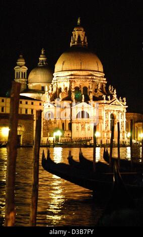 (Afp) - Une vue de la nuit de l'éclairage d'église Santa Maria della Salute sur le Grand Canal à Venise, Italie, 17 novembre 2002. Banque D'Images