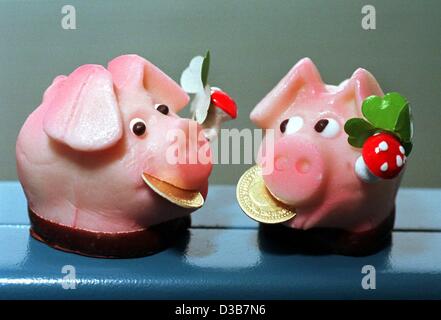 (Afp) - "une bonne année" est le message de peu de massepain rose piggies fait montre le lucky pig museum de Bad Wimpfen, Allemagne, 17 décembre 2002. Les porcs s'acquitter d'autres symboles de la chance - un penny, un champignon et un trèfle. Banque D'Images