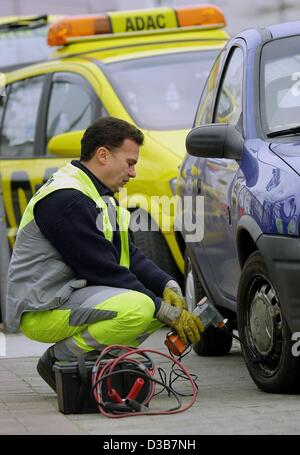 (Afp) - Peter Kaestner du club allemand ADAC auto donne l'assistance routière pour une voiture à Francfort, 12 décembre 2002. En raison d'une vague de froid en Allemagne, l'ADAC (Allgemeiner Deutscher Automobil Club) a déclaré que les appels d'urgence ont plus que doublé. Principale cause de pannes sont la défaillance d'une des batteries Banque D'Images