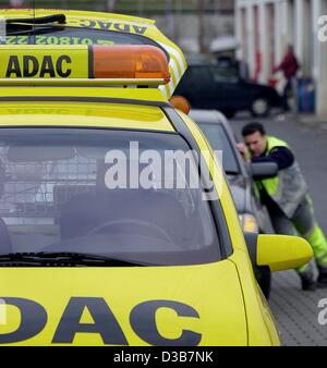 (Afp) - Peter Kaestner du club allemand ADAC auto donne l'assistance routière pour une voiture à Francfort, 12 décembre 2002. En raison d'une vague de froid en Allemagne, l'ADAC (Allgemeiner Deutscher Automobil Club) a déclaré que les appels d'urgence ont plus que doublé. Principale cause de pannes sont la défaillance d'une des batteries Banque D'Images