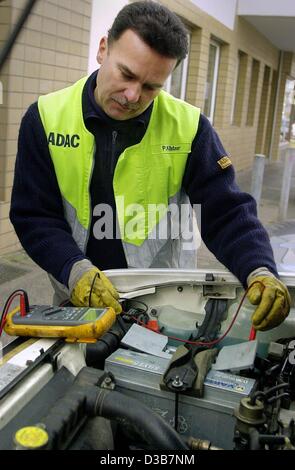 (Afp) - Peter Kaestner du club allemand ADAC auto donne l'assistance routière pour une voiture à Francfort, 12 décembre 2002. En raison d'une vague de froid en Allemagne, l'ADAC (Allgemeiner Deutscher Automobil Club) a déclaré que les appels d'urgence ont plus que doublé. Principale cause de pannes sont la défaillance d'une des batteries Banque D'Images