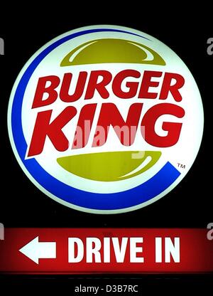 (Afp) - Le logo de la chaîne de restauration rapide Burger King, photographié à Fulda, Allemagne, 13 décembre 2002. La société boissons Britannique Diageo a vendu Burger King pour 1,5 milliards de dollars à un consortium américain. Le premier restaurant Burger King en Allemagne a été ouvert en 1976 à Berlin ; aujourd'hui, la chaîne a mor Banque D'Images