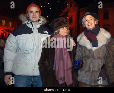 (Afp) - La Princesse Gloria von Thurn und Taxis (C) en compagnie de deux de ses enfants, le Prince Albert et la Princesse Elisabeth, à l'ouverture de la première "marché de Noël romantique" dans la cour intérieure du palais Emmeram à Regensburg, Allemagne, 14 décembre 2002. Le marché a été ouvert par la Princesse Glo Banque D'Images