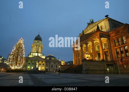 (Afp) - Le "Gendarmenmarkt" à Berlin est décoré d'un grand arbre de Noël et joliment éclairé la nuit, 6 décembre 2002. Banque D'Images