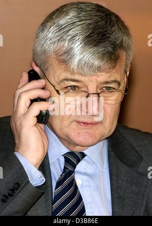 (Afp) - Le ministre allemand des Affaires étrangères Joschka Fischer parle sur son téléphone mobile, Berlin, 11 décembre 2002. Banque D'Images