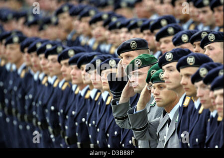 (Afp) - Environ 320 soldats de la Bundeswehr prendre leur voeu pendant un appel solennel au 'Bendlerblock' à Berlin, Allemagne, 20 juillet 2005. Le vœu a eu lieu en présence du Ministre allemand de la Défense, Peter Struck, et le Premier ministre norvégien Kjell Bondevik qui tiendra le vœu discours. Banque D'Images