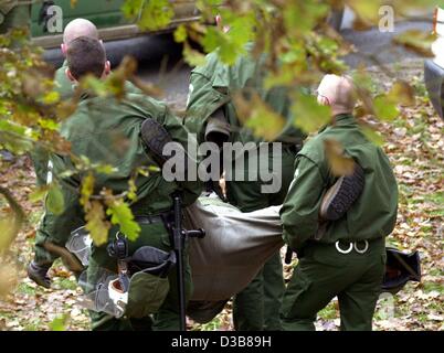 (Afp) - Les agents de la police fédérale des frontières (BGS) transportent un manifestant contre l'actuel transport hors des rails dans Pisselberg, Allemagne, 12 novembre 2002. C'est le sixième plus grand et, jusqu'à l'expédition de déchets nucléaires de la centrale de retraitement de La Hague, en France, à l'intervalle sto Banque D'Images