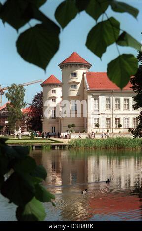 (Afp) - Le Château de Rheinsberg baroque se reflète dans le lac Grienerick, à Rheinsberg, Allemagne, 3 juin 1999. Banque D'Images