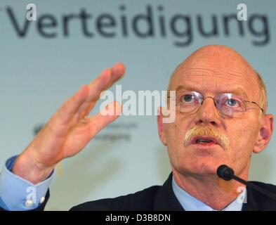 (Afp) - Le ministre allemand de la Défense, Peter Struck, parle devant le mot "défense" au cours d'une conférence de presse à Berlin, le 5 décembre 2002. Il a annoncé de réduire les dépenses de l'armée allemande. L'Allemagne est de réduire les commandes pour Airbus de transport militaire A400M et des missiles pour l'Eurofighter prévue Banque D'Images