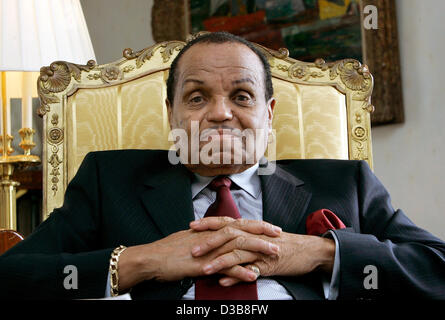 (Afp) - Joseph Jackson, père de pop star Michael Jackson, est assis sur une chaise pendant qu'il donne une interview dans sa chambre d'hôtel à l'Estrel Hotel à Berlin, mercredi, 20 juillet 2005. La famille Jackson va célébrer son 76e anniversaire le 22 juillet 2005. La partie est également ment pour tous les fans qui restent Banque D'Images