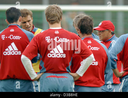 (Afp) - Felix Magath (R), entraîneur de la Bundesliga allemande soccer club FC Bayern Munich donne des instructions à ses joueurs lors d'une session de pratique de l'équipe au camp d'entraînement du club à Bonn, Allemagne, mardi, 19 juillet 2005. Le défenseur français Valérien Ismaël (2e à partir de L) a quitté le club de soccer de Bundesliga Banque D'Images