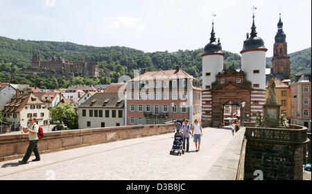 (Afp) - La photo du 14 juillet 2005 montre une vue sur le Vieux Pont de Heidelberg, Allemagne. Comme les experts de l'UNESCO a recommandé le Jeudi, 14 juillet 2005 au cours de la réunion de la commission à Durban, Afrique du Sud, le mur d'Germanic-Rhaetian Limes a été inscrit sur la Liste du patrimoine culturel Banque D'Images