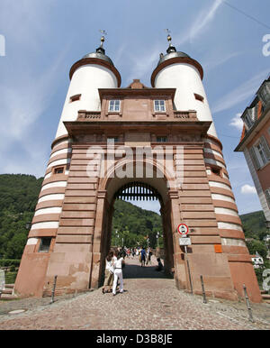 (Afp) - La photo du 14 juillet 2005 montre une vue sur le Vieux Pont de Heidelberg, Allemagne. Comme les experts de l'UNESCO a recommandé le Jeudi, 14 juillet 2005 au cours de la réunion de la commission à Durban, Afrique du Sud, le mur d'Germanic-Rhaetian Limes a été inscrit sur la Liste du patrimoine culturel Banque D'Images