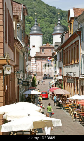 (Afp) - La photo du 14 juillet 2005 présente une vue de la vieille ville et le Vieux Pont de Heidelberg, Allemagne. Comme les experts de l'UNESCO a recommandé le Jeudi, 14 juillet 2005 au cours de la réunion de la commission à Durban, Afrique du Sud, le mur d'Germanic-Rhaetian Limes a été inscrit sur la Cult Banque D'Images