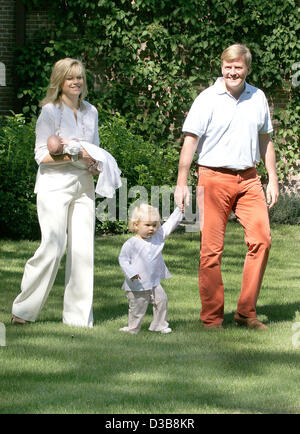 (Afp) - l'image montre le Prince Héritier des Pays-Bas Willem-Alexander avec la princesse Amalia et son épouse Maxima holding La Princesse Alexia à la famille, la résidence Villa Eikenhorst à Wassenaar, Pays-Bas, le 17 juillet 2005. (Pays-bas) Banque D'Images