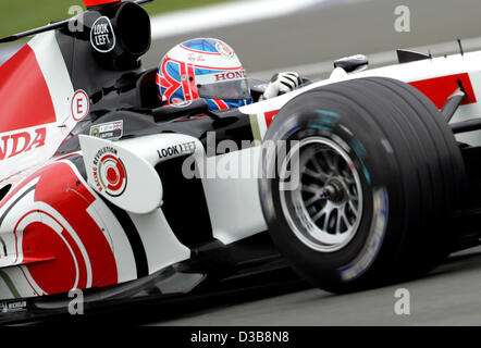 (Afp) - pilote de Formule 1 britannique Jenson Button de BAR Honda est photographié en action au cours de la session d'essais sur le circuit de Silverstone, UK, samedi, 09 juillet 2005. Le Grand Prix de Grande-Bretagne aura lieu sur le circuit de Silverstone, le dimanche 10 juillet. Le bouton pointé 5e meilleur temps au fou Banque D'Images