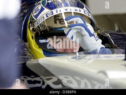 (Afp) - l'image montre l'Allemand pilote de Formule 1 Nick Heidfeld de BMW-Williams au cours de la deuxième session d'essais au circuit de Silverstone en Angleterre, 08 juillet 2005. Le Grand Prix de Grande-Bretagne il y aura lieu le dimanche 10 juillet 2005. Heidfeld a réussi le 18e meilleur temps au deuxième pratique sessio Banque D'Images