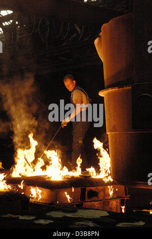 (Afp) - Le fichier photo, datée du 30 juin 2005, montre le processus de moulage de l'acier dans le PHB Stahlguss GmbH foundry à St Ingbert, Allemagne. Le PHB est un des leaders du marché dans le moulage de l'acier et l'industrie éolienne. Banque D'Images