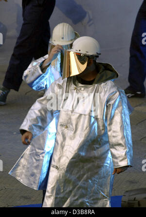 (Afp) - l'acier des danseurs en costumes cook entrez la pelouse du MSV Arena pendant la répétition générale du monde Jeux à Duisburg, en Allemagne, le mercredi 13 juillet 2005. La cérémonie d'ouverture aura lieu le jeudi 14 juillet 2005. Les Jeux mondiaux des disciplines non olympiques a lieu du 14 au 24 juillet Banque D'Images