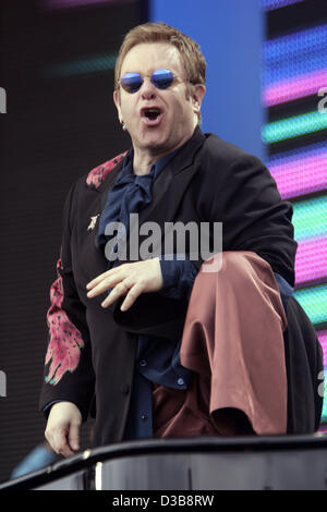 (Afp) - Sir Elton John joue sur la scène pendant le concert Live 8 à Londres, 02 juillet 2005. Banque D'Images