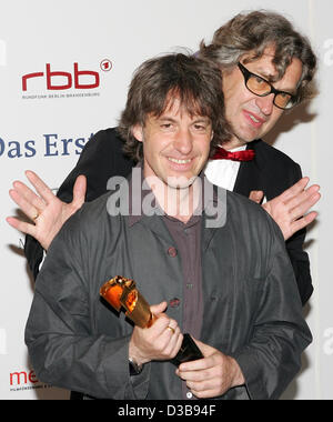 (Afp) - L'Acteur Compositeur Niki Reiser (L) et directeur Wim Wenders sont heureux de Reiser's Trophy dans la catégorie 'Best Music' pour sa contribution à l'animation "alles auf Zucker' (tous sur Zucker) lors de la remise du 55e Prix du Film allemand à Berlin, le vendredi, 08 juillet 2005. Avec 2,9 millions d'euros Banque D'Images