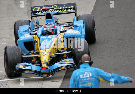 (Afp) - pilote de Formule 1 espagnol Fernando Alonso de Renault est représenté au cours de la première session d'essais au circuit de Silverstone en Angleterre le Vendredi, 08 juillet 2005. Le Grand Prix de Grande-Bretagne aura lieu à la piste de course de Silverstone, le dimanche 10 juillet. Alonso a terminé 23e meilleur temps duri Banque D'Images