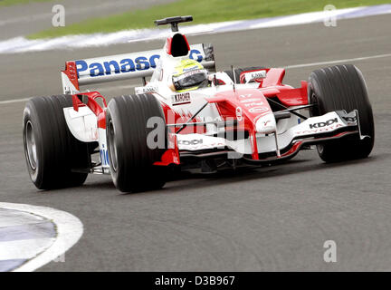 (Afp) - l'image montre l'allemand Ralf Schumacher pilote de Formule 1 de Toyota en action au cours de la deuxième session d'essais au circuit de Silverstone en Angleterre, 08 juillet 2005.Le Grand Prix de Grande-Bretagne il y aura lieu le dimanche 10 juillet 2005. Schumacher a réussi le 5e meilleur temps au deuxième pratique Banque D'Images