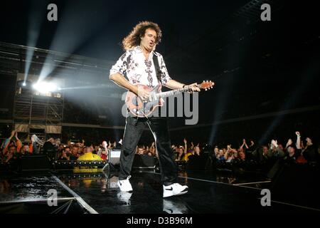 (Afp) - Brian May, membre de la groupe de pop britannique Queen, joue sur sa guitare pendant un concert au stade RheinEnergieStadion à Cologne, Allemagne, 06 juillet 2005. La Reine a fait un concert supplémentaire en face de 30 000 concert des amateurs. Banque D'Images