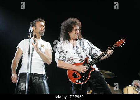 (Afp) - Brian May (R), membre de la groupe de pop britannique Queen, et chanteur Paul Rodgers à effectuer le stade RheinEnergieStadion à Cologne, Allemagne, 06 juillet 2005. La Reine a fait un concert supplémentaire en face de 30 000 concert des amateurs. Banque D'Images