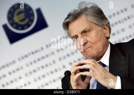 (Afp) - Le Président de la Banque centrale européenne (BCE), Jean-Claude Trichet, répond aux questions des journalistes au cours d'une conférence de presse à Francfort-sur-Main, Allemagne, jeudi 7 juillet 2005. Trichets a annoncé que le taux de base reste inchangé. Banque D'Images