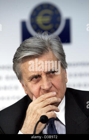 (Afp) - Le Président de la Banque centrale européenne (BCE), Jean-Claude Trichet, répond aux questions des journalistes lors d'une conférence de presse à Francfort-sur-Main, Allemagne, jeudi 7 juillet 2005. Trichets a annoncé que le taux de base reste inchangé. Banque D'Images