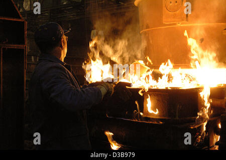 (Afp) - Le fichier photo, datée du 30 juin 2005, montre le processus de moulage de l'acier dans le PHB Stahlguss GmbH foundry à St Ingbert, Allemagne. Le PHB est un des leaders du marché dans le moulage de l'acier et l'industrie éolienne. Banque D'Images