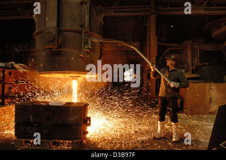 (Afp) - l'image, en date du 30 juin 2005, montre le processus de moulage de l'acier dans le PHB Stahlguss GmbH foundry à St Ingbert, Allemagne. Le PHB est un des leaders du marché dans le moulage de l'acier et l'industrie éolienne. Banque D'Images