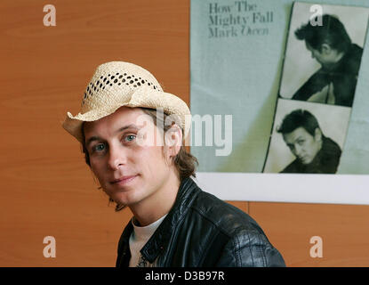 (Afp) - L'ancien chanteur du groupe de pop britannique 'Prendre qu' Mark Owen, devant une affiche annonçant son nouveau CD 'Comment le puissant Automne' à Berlin, Allemagne, 05 juillet 2005. Owen a débuté sa carrière il y a 15 ans en tant que membre de 'prendre qu'. Il est actuellement en tournée en Allemagne avec son hit single 'Bel Banque D'Images