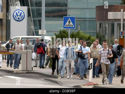 (Afp) - les employés quittent lors du changement de quarts de l'usine de constructeur automobile Volkswagen à Wolfsburg, Allemagne, 06 juillet 2005. Le comité d'entreprise et politiciens a défendu le modèle traditionnel de la cogestion en Allemagne malgré l'affaire de corruption impliquant des VW. Le ministère public offic Banque D'Images